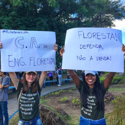 Raquel e Andreza, amigas no curso de Engenharia Florestal, são exemplos do quanto é importante a universidade pública e o investimento em ciência e na formação de pesquisadores