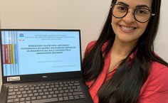 A estudante Larissa Lopes após apresentação de seu TCC
