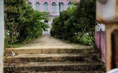 Prédio do Asilo das Orfãs, incorporado à Escola Estadual Bom Conselho, está fechado (Foto - Larissa Lopes)