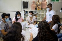 Professora Andreivna na mesma aula fazendo a orientação da turma