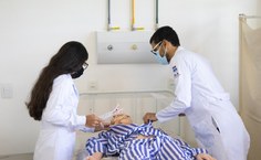 Alunos fazem a avaliação das infecções da pela em boneco simulador