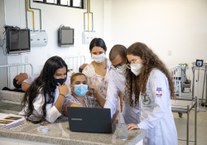 Aula do 5º período de enfermagem, com a professora Karol Fireman