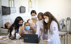 Aula do 5º período de enfermagem, com a professora Karol Fireman