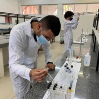 Alunos de Química voltam às aulas direto para a prática nos laboratórios