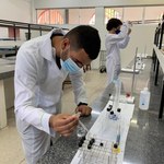 Alunos de Química voltam às aulas direto para a prática nos laboratórios