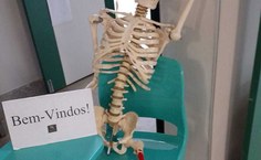Um esqueleto dá as boas-vindas aos estudantes