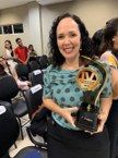 Diretora da FDA, Elaine Pimentel, exibe, orgulhosa, o troféu de seus alunos