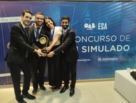 Equipe vencedora com o troféu