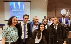 Professora Elaine Pimentel, a equipe vencedora e Raimundo Palmeira