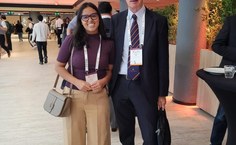 Maria Célia com o professor Brett, da Universidade de Coimbra