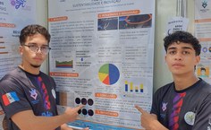 Kaio Vinícius e Arthur Farias, bolsistas do Pibic Jr., apresentam trabalho na Sinpete 2023 (Foto: Deriky Pereira)