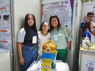 As bolsistas Hevely Chagas e Yasmim Sophia com a professora Danielle Tavares na Sinpete 2023 (Foto: Deriky Pereira)