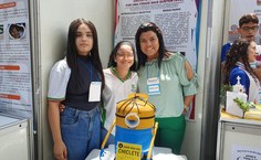 As bolsistas Hevely Chagas e Yasmim Sophia com a professora Danielle Tavares na Sinpete 2023 (Foto: Deriky Pereira)