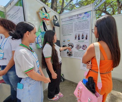 Estudantes do Ifal em Murici apresentam trabalho sobre a reutilização de banners na Sinpete 2023 (Foto: Deriky Pereira) | nothing