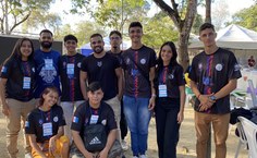 Grupo de estudantes da Escola Estadual Princesa Isabel, em Maceió, com o professor Rafael Holanda (ao centro). Foto: Janaina Alves