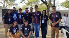 Grupo de estudantes da Escola Estadual Princesa Isabel, em Maceió, com o professor Rafael Holanda (ao centro). Foto: Janaina Alves