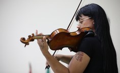 Apresentação cultural com a professora Débora Borges no violino
