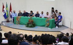 Mesa de honra presidida pela vice-reitora