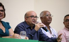 Pró-reitor Amauri Barros apresentando a Universidade aos estudantes