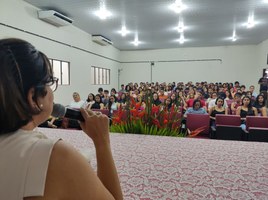 Campus Arapiraca recebe calouros em aula inaugural e discute autoestima