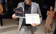 Mateus Bispo, diretor financeiro e administrativo da Geotecam, celebra recebimento de prêmio da empresa (Foto: Acervo Pessoal)