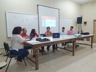 A estudante Izadora Ulisses (ao centro, de preto), do curso de Relações Públicas e estagiária da Ascom, durante apresentação de seu trabalho no Caic (Foto: Deriky Pereira)