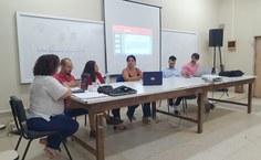 A estudante Izadora Ulisses (ao centro, de preto), do curso de Relações Públicas e estagiária da Ascom, durante apresentação de seu trabalho no Caic (Foto: Deriky Pereira)