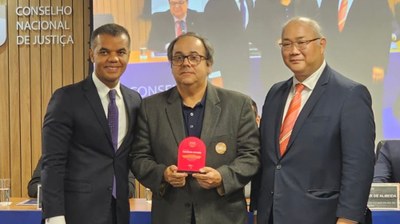 Professor da Famed Ufal, Claudio Soriano, orientador do Sorriso de Plantão recebe o prêmio do CNJ