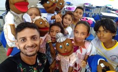 Danilo durante aula de arte com crianças