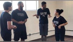 Estudante durante as aulas do curso de teatro na Ufal
