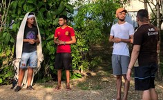 Diretor Danilo Duarte (de boné) durante ensaios da Paixão de Cristo 2023