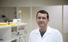 Professor Dalmo, coordenador do Laboratório de DNA Forense