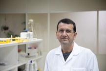 Professor Dalmo, coordenador do Laboratório de DNA Forense