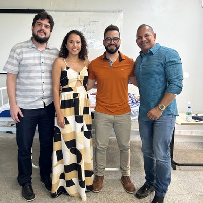 Aline e banca examinadora: professores Diego Souza à esquerda, Márcio Bezerra à direita e Herbert Nunes  no canto direito (arquivo pessoal) | nothing