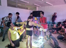 Performance artística engaja comunidade universitária em atividades do curso de Teatro