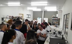 Estudantes conhecem laboratórios do Ceca Ufal