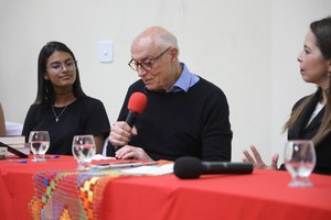 Suplicy emociona universidade em debate sobre renda básica universal