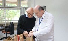 Suplicy recebendo uma lembrança da Universidade com o reitor Tonholo