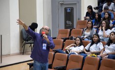 Pró-reitor Amauri Barros apresentando a Universidade aos estudantes