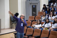 Pró-reitor Amauri Barros apresentando a Universidade aos estudantes