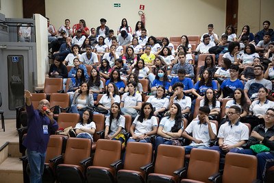 Pró-reitor Amauri Barros apresentando a Universidade aos estudantes