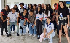 Fernanda, estudante de Direito (de crachá)