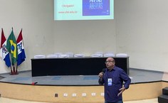 Pró-reitor Amauri Barros apresentando a Universidade aos estudantes