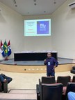 Pró-reitor Amauri Barros apresentando a Universidade aos estudantes