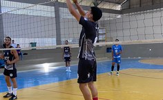 Projeto atende alunos da comunidade acadêmica e do entorno, de 14 a 20 anos com aulas de voleibol