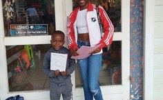 Brianna e François, de Moçambique, receberam livros de atividades do projeto Criança Consciente da Ufal