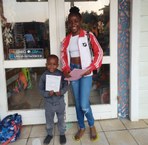 Brianna e François, de Moçambique, receberam livros de atividades do projeto Criança Consciente da Ufal
