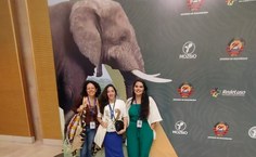 Professora Ana Malhado com Luana e Karoline