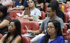 Estudantes selecionados como monitores participam de reunião com equipe da Bienal