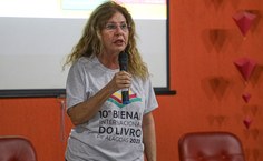 A coordenadora geral da Bienal, professora Sheila Maluf, em reunião com os monitores da Bienal